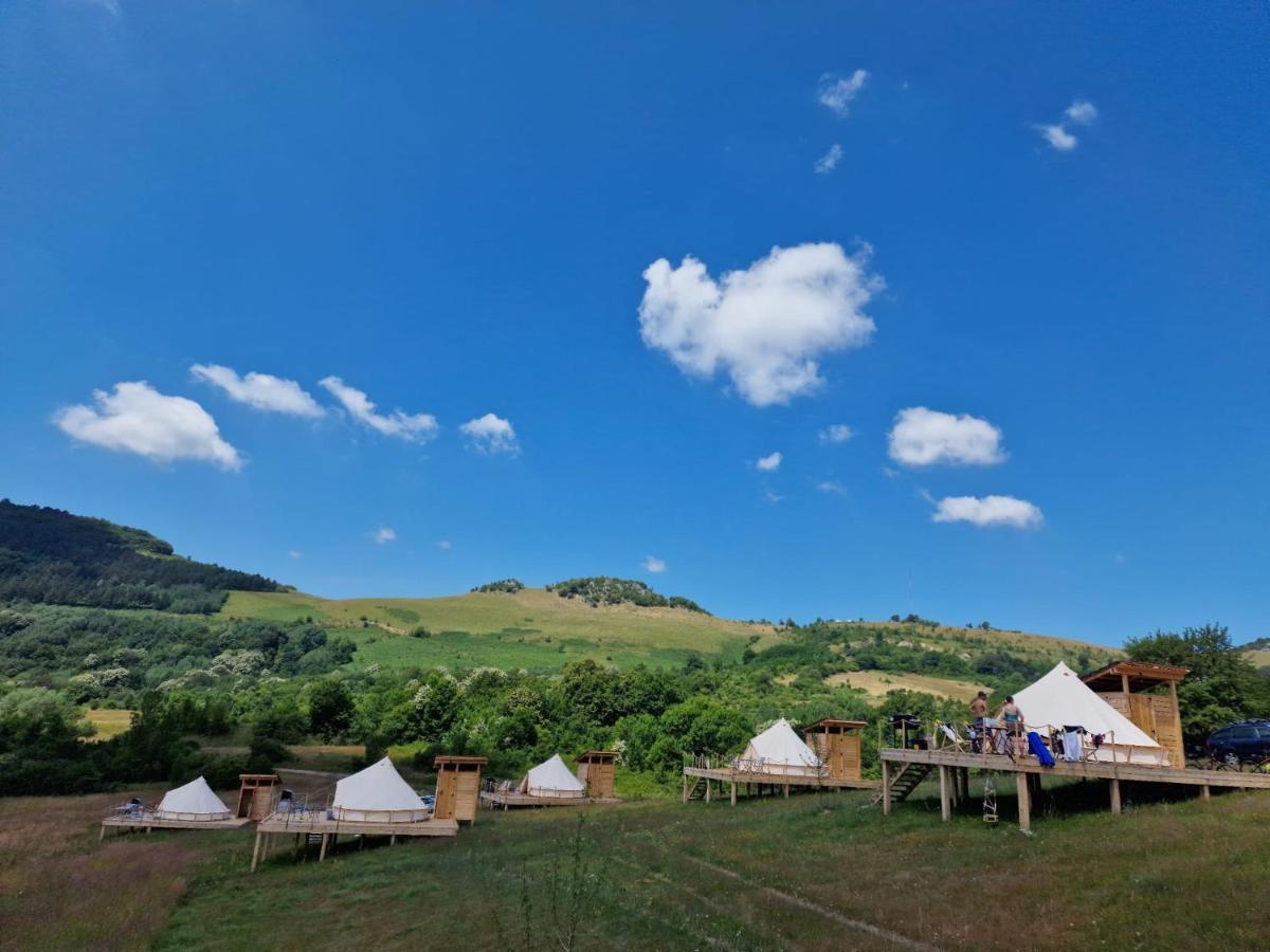 The Hunters Glamping Hotel Ciudanovita Ngoại thất bức ảnh